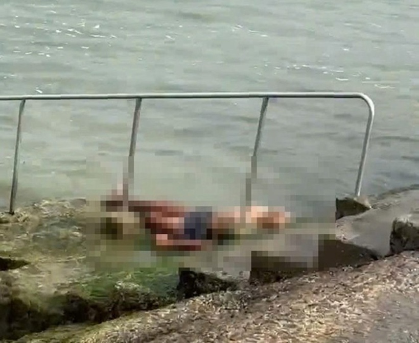 Thi thể người đàn ông trôi dạt trên biển. Ảnh: Báo Lao động.