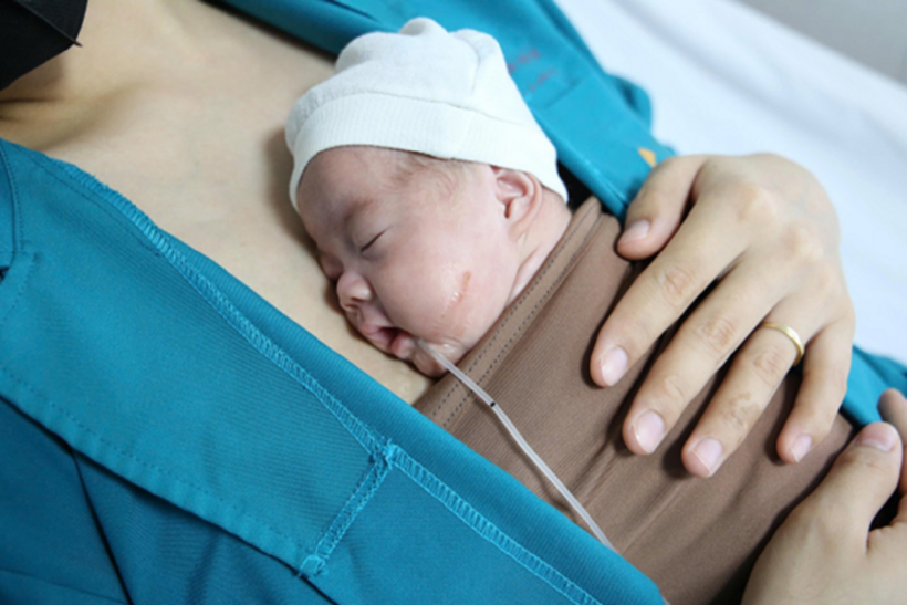 Em bé được ra ghép mẹ, thực hiện phương pháp Kangaroo