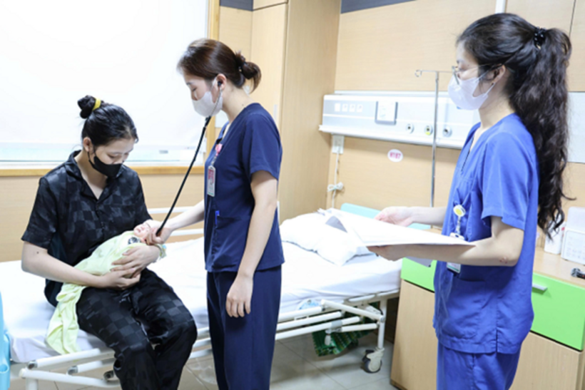 Bệnh nhi được khám lại trước khi xuất viện