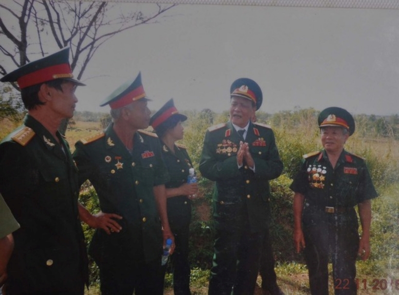 Ông Triển cùng các đồng đội thường xuyên vào chiến trường xưa thăm viếng mộ các liệt sĩ đã ngã xuống. Ảnh: NVCC.