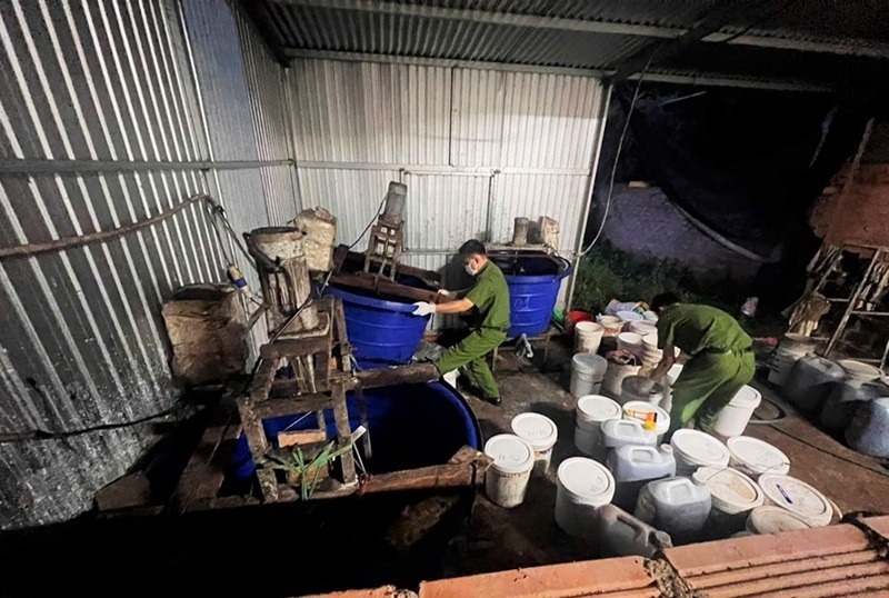 Phát hiện cặp vợ chồng nghi sản xuất phân bón giả từ mật mía, hóa chất không rõ nguồn gốc Phát hiện cặp vợ chồng nghi sản xuất phân bón giả từ mật mía, hóa chất không rõ nguồn gốc