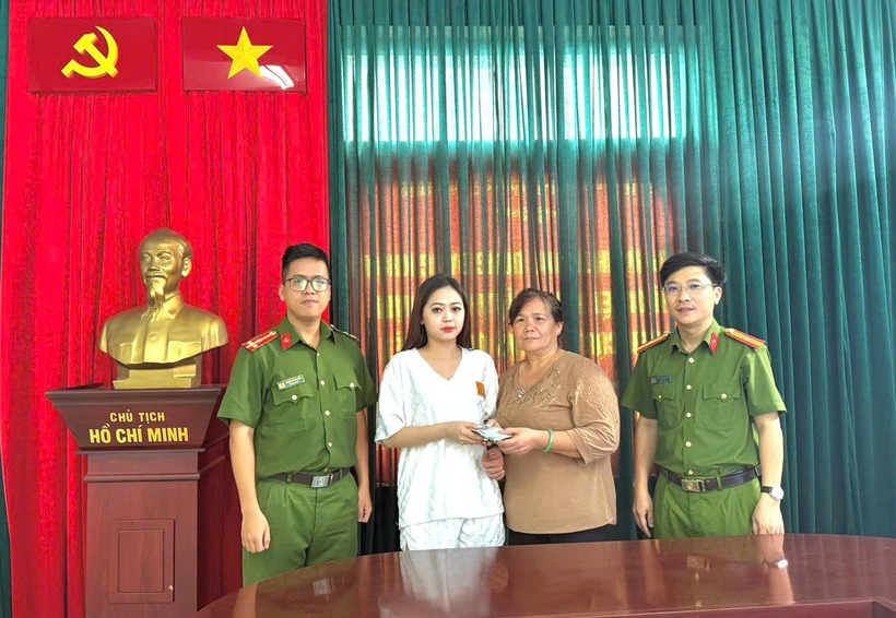 Chị Trần Ngọc Thùy Trang cùng công an phường Phú Xuân trao trả tiền lại cho bà Đặng Thị H. (Ảnh: Công an phường Phú Xuân)