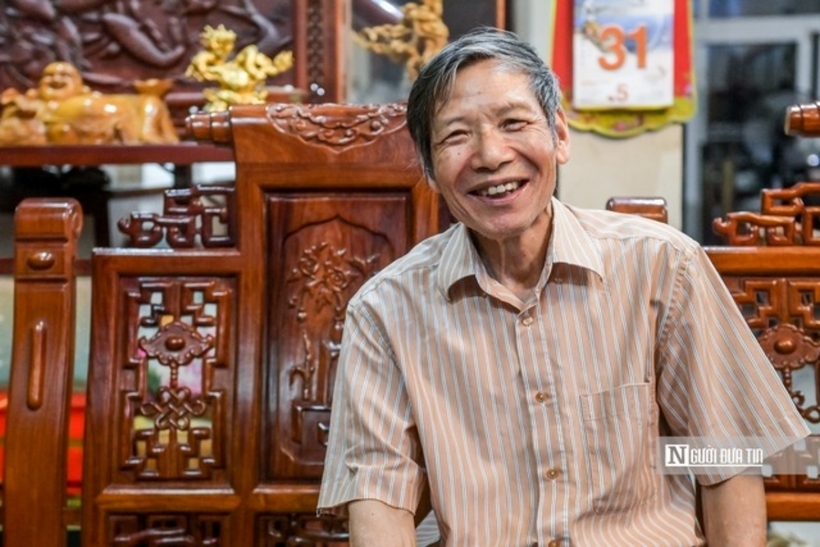 Cựu chiến binh Lại Văn Cười vui vẻ trao đổi với Người Đưa Tin.