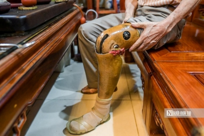 Thương binh Lại Văn Cười luôn giữ nụ cười lạc quan cùng chiếc chân giả gắn bó suốt hơn nửa thế kỷ.