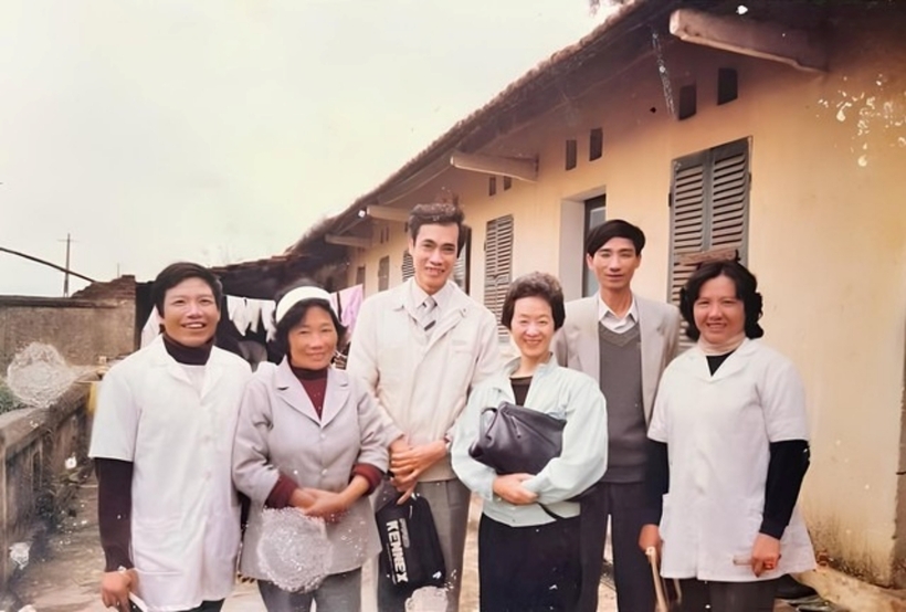 Bác sĩ Lại Văn Cười (ngoài cùng bìa trái) chụp ảnh cùng các y bác sĩ Bệnh viện Đa khoa Đông Anh.