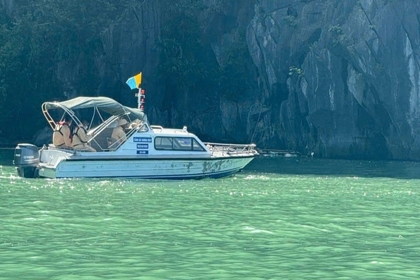 CSGT đường thủy Công an tỉnh Quảng Ninh tiếp cận thi thể nạn nhân cuối cùng trong vụ lật tàu du lịch trên vịnh Hạ Long. Ảnh: Dân Trí