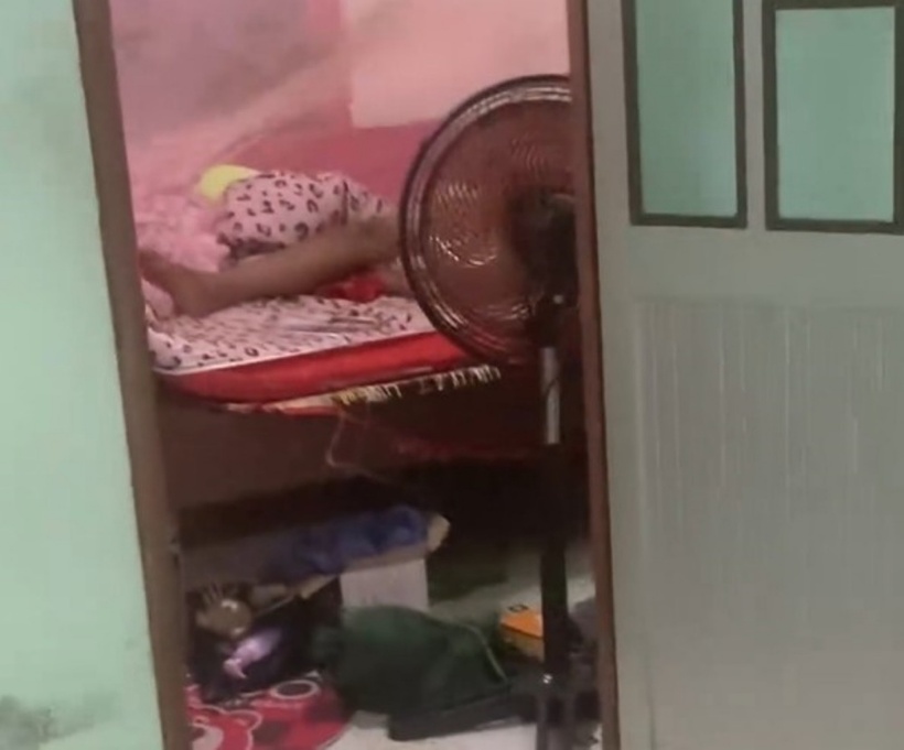 Người đàn ông nằm trên giường và bị chủ nhà phát hiện. Ảnh: Lao Động.