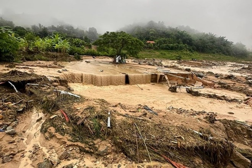 Lũ quét tràn về đã làm 2 người bị thương, ngoài ra diện tích canh tác nông nghiệp bị vùi lấp, ngập úng. Ảnh: Lao Động