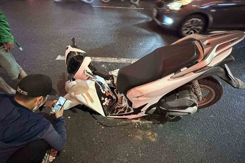 Hố sụt lún suýt "nuốt chửng" xe SH trên đường Trường Chinh, tối 26/7. (Ảnh: VOV)
