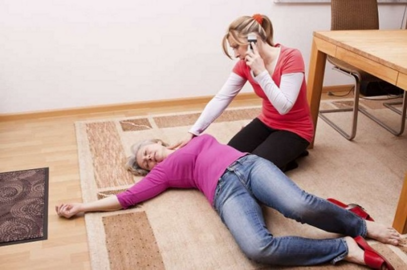 Nếu đang có các triệu chứng của đột quỵ, hãy nhờ người khác gọi giúp và giữ bình tĩnh nhất có thể trong khi chờ đợi sự trợ giúp khẩn cấp. Ảnh minh hoạ.