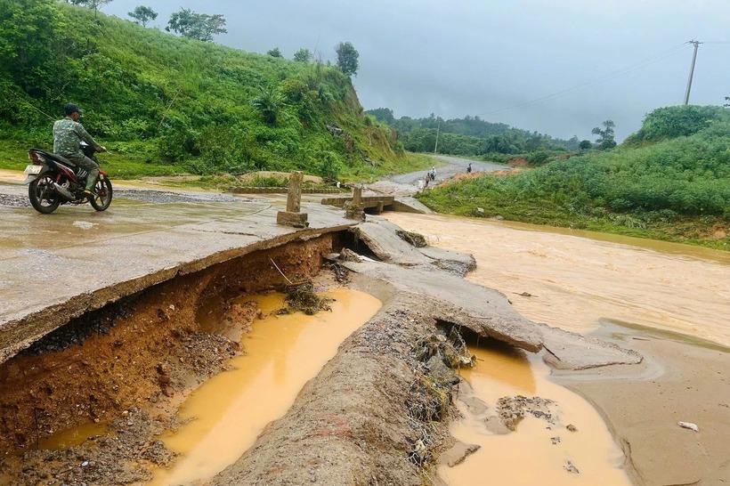 Cầu tràn tại khu vực miền núi tỉnh Quảng Trị bị sạt lở do mưa lũ. (Ảnh: Dân trí)