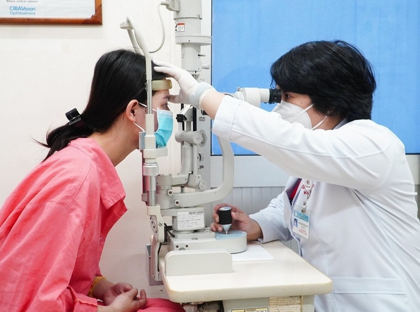 Nữ bệnh nhân mất hoàn toàn thị lực mắt bên trái, chưa có dấu hiệu phục hồi. Ảnh: Tiền phong