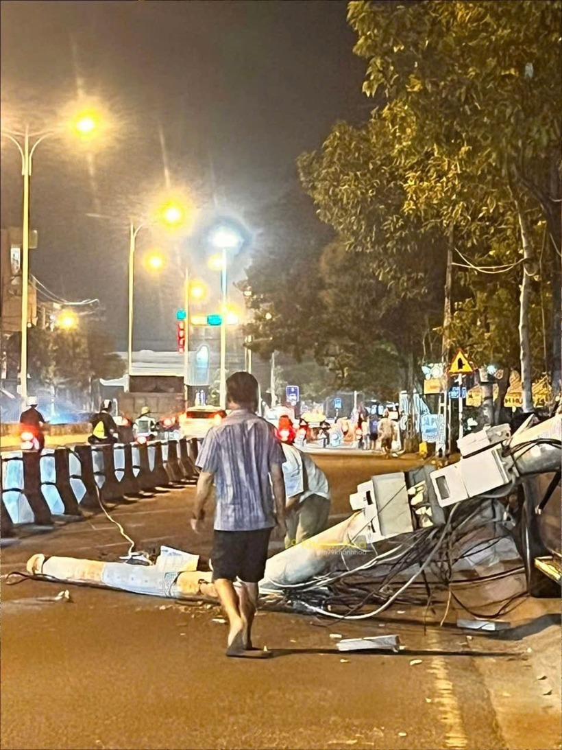 Vụ va chạm khiến một cột điện hạ áp bằng bê tông cốt thép gãy rời. Ảnh: Báo Xây dựng.