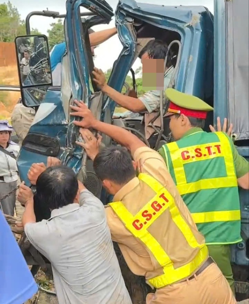 Lực lượng chức năng phối hợp cùng người dân phá cửa ca bin, kịp thời đưa tài xế đi cấp cứu. Ảnh: Báo Quảng Ngãi.