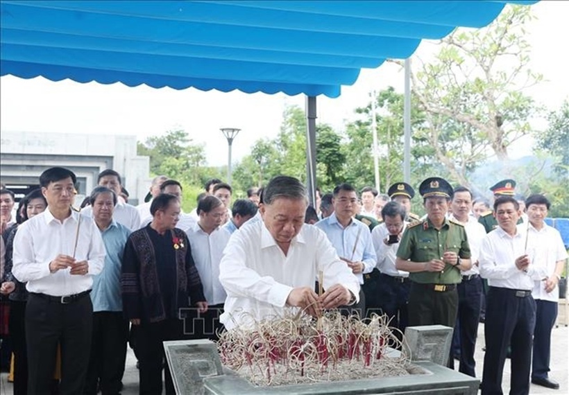 Tổng Bí Thư Tô Lâm dâng hương tưởng niệm Anh hùng, Liệt sĩ tại Đền thờ Liệt sĩ Chiến trường Điện Biên Phủ - Ảnh: TTXVN