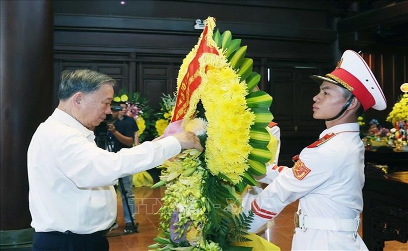 Tổng Bí Thư Tô Lâm dâng hoa tưởng niệm Anh hùng, Liệt sĩ tại Đền thờ Liệt sĩ Chiến trường Điện Biên Phủ - Ảnh: TTXVN