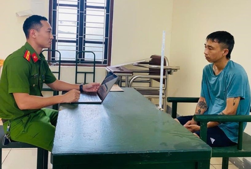 Công an làm việc với tài xế Lê Ngọc Thành. (Ảnh: Công an)