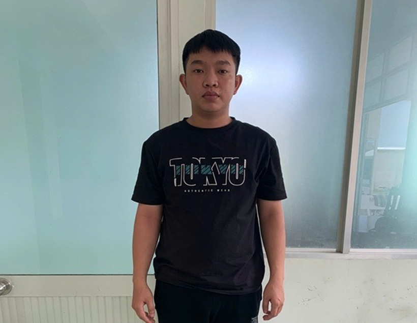 Nghi phạm Phạm Lê Tín Nghĩa tại cơ quan công an. (Ảnh: Công an Đồng Tháp)