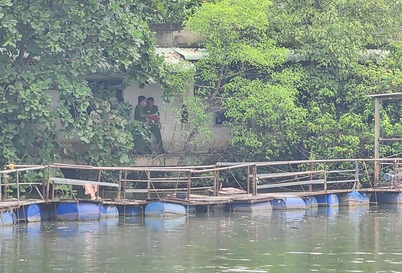 Cảnh sát khám nghiệm hiện trường tại ngôi nhà bị cháy, trưa 29/7. (Ảnh: VnExpress)