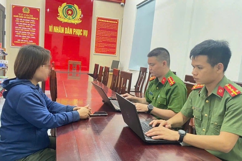 Cơ quan chức năng làm việc với chủ tài khoản facebook P.H.S. Ảnh: Dân trí