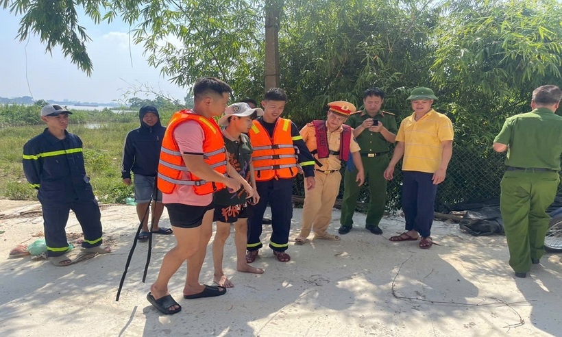 Lực lượng chức năng giải cứu, đưa nam thanh niên về bờ an toàn.
