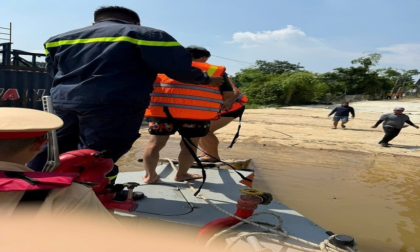 Lực lượng chức năng kịp thời giải cứu nam thanh niên nhảy cầu tự tử.