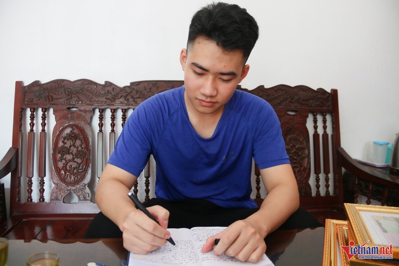 Khiêm không đi học thêm ở bên ngoài, mà chủ yếu tự học và học hỏi từ thầy cô, bạn bè trên lớp. Ảnh: VietNamnet