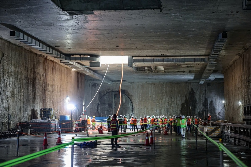Hàng trăm công nhân, kỹ sư, tư vấn giám sát đã có mặt tại vị trí khoan ngầm sâu 20 m dưới lòng đất