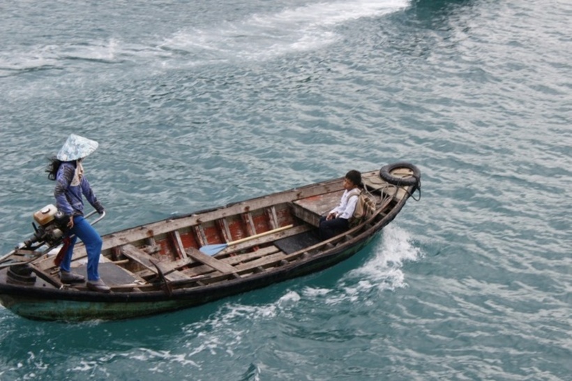 Các gia đình ngư dân nơi đây vẫn hàng ngày đưa con đến trường bằng ghe, sau những giờ đánh bắt cá trên biển.