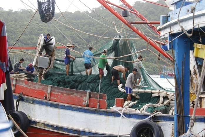 Ngư dân tất bật chuẩn bị rời cảng cá Thổ Chu, ra khơi đánh bắt.