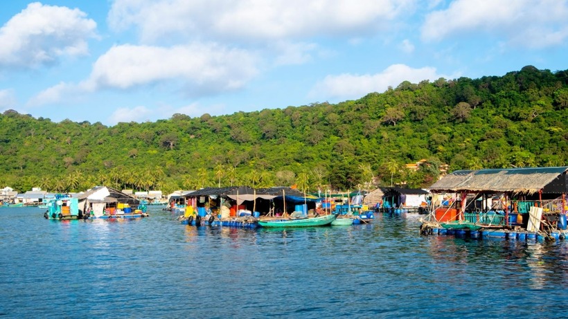 Theo Người Lao Động,Thổ Chu là quần đảo ở cực Tây Nam của tổ quốc, có diện tích 16 km2, riêng đảo Thổ Chu có diện tích khoảng 14 km2.Thổ Chu nằm sát trên đường hàng hải quốc tế, là tuyến vận tải biển quan trọng.