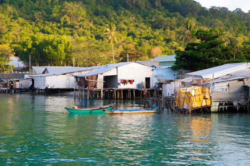 Nhờ đặc điểm kín gió và ít sóng của biển Thổ Chu, người dân địa phương đã có thể xây dựng những ngôi nhà đơn sơ ngay sát bãi Ngự.