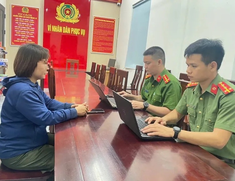 Công an làm việc với chị PHS. Ảnh: Pháp luật TP.HCM