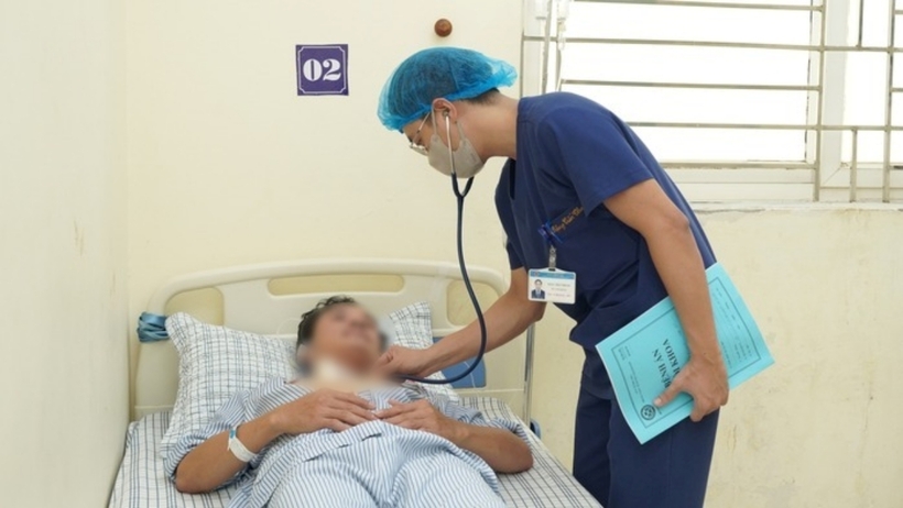 Bác sĩ thăm khám cho người bệnh. Ảnh: Người Lao Động