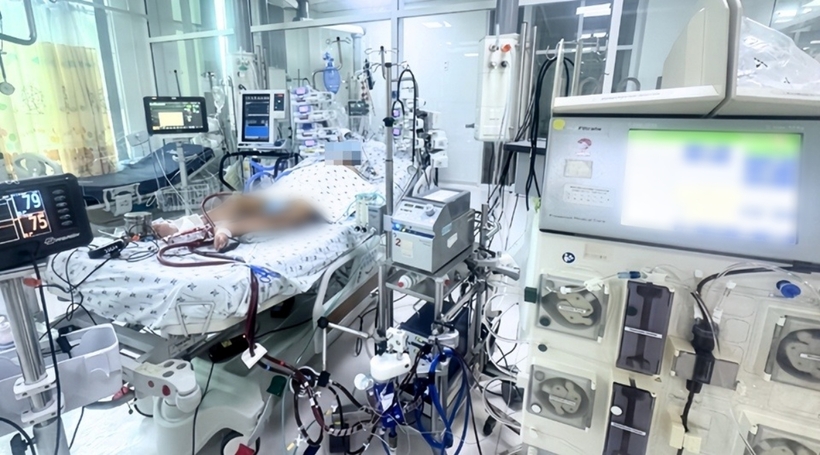 Các bác sĩ chẩn đoán trẻ bị viêm cơ tim tối cấp, sốc tim, rối loạn nhịp thất. Ảnh: Tri Thức