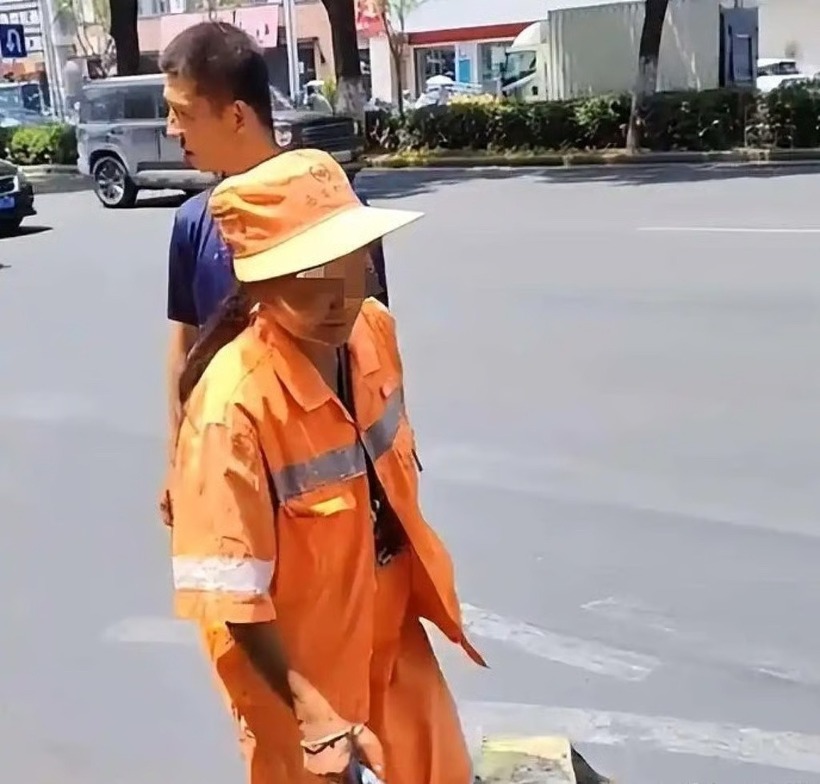 Để con trai không lao ra đường, người mẹ đã chủ động dùng dây buộc vào người mình. Ảnh: Baidu