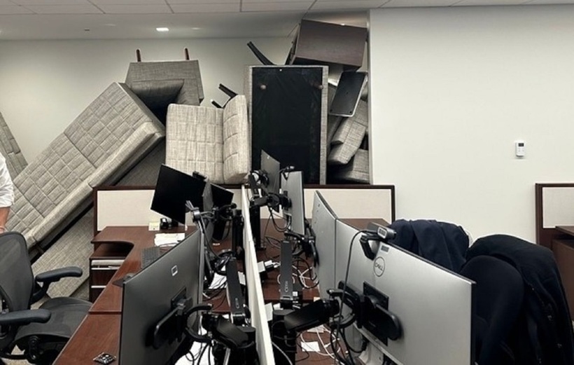 Các nhân viên đã chặn một cánh cửa ở tầng 32 của tòa nhà 345 Park Ave, trong lúc xảy ra vụ xả súng. Ảnh: ABC News