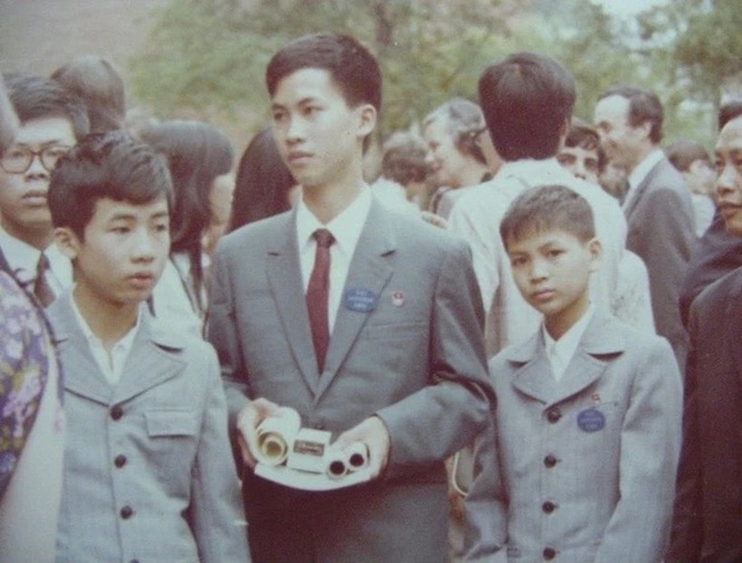 Hình ảnh thí sinh Lê Bá Khánh Trình (ở giữa) khi tham gia cuộc thi IMO năm 1979. Ảnh: VTC News.