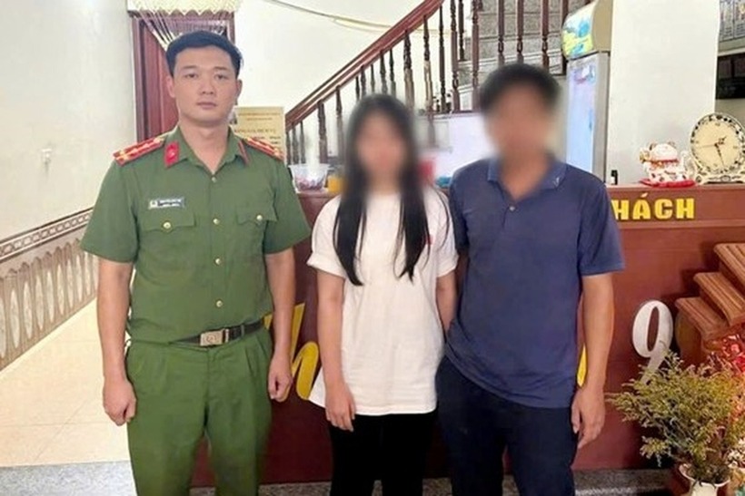 Công an giải cứu thành công cháu Đ.T.M.H. (áo trắng) và bàn giao cho gia đình. (Ảnh: Công an Ninh Bình)