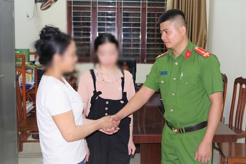 Công an phường Duy Tân giải cứu thành công chị L.T.T (đứng giữa). (Ảnh: Công an Ninh Bình)