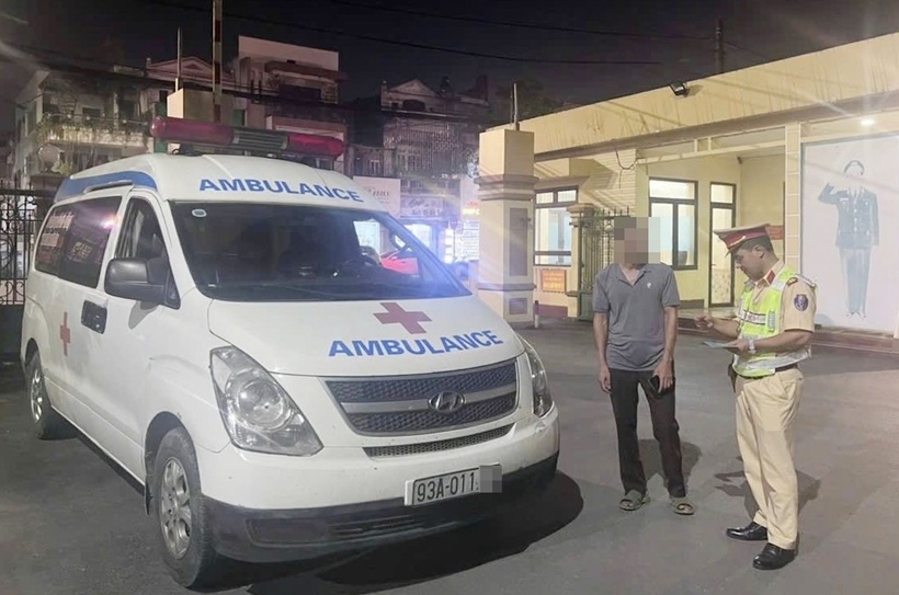 CSGT làm việc với tài xế vi phạm. Ảnh CACC