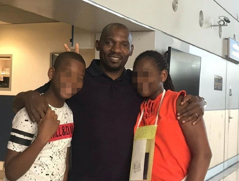 Geremi Njitap chung sống với cặp song sinh không phải con ruột của mình. Ảnh: Tạp chí Tri thức.