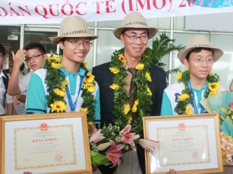 Hình ảnh TS Lê Bá Khánh Trình chụp cùng 2 học sinh đoạt huy chương Vàng Olympic Toán quốc tế năm 2013. Ảnh: Dân Trí.