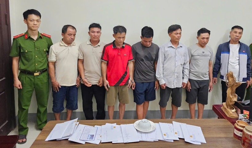 Các đối tượng tham gia đánh bạc bị bắt. Ảnh: Người Lao Động.