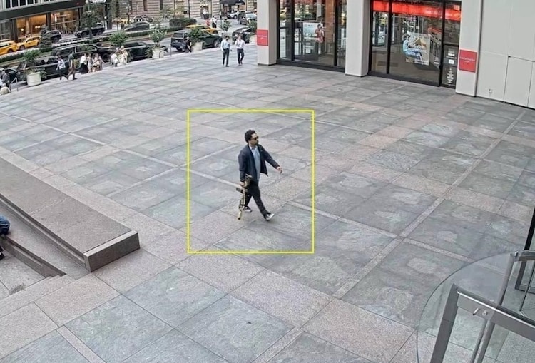 Hình ảnh nghi phạm di chuyển vào tòa nhà. Ảnh: ABC News