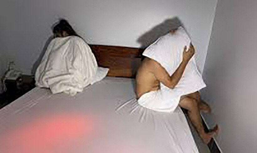 Đôi nam nữ bị bắt quả tang trong khách sạn. Ảnh minh họa