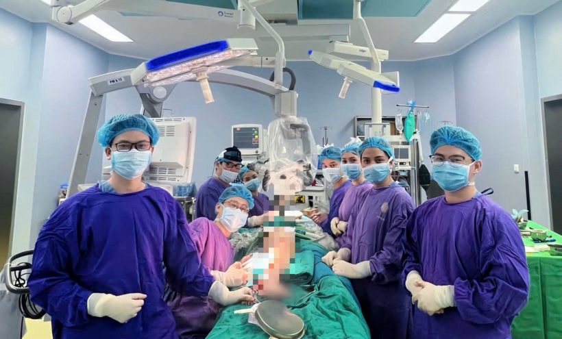 Các bác sĩ tiến hành phẫu thuật cho bệnh nhân. Ảnh: Báo Chính Phủ