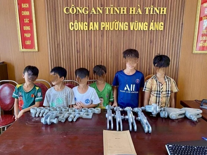 Nhóm học sinh và số thiết bị thi công dự án được tìm thấy. Ảnh: Người lao động