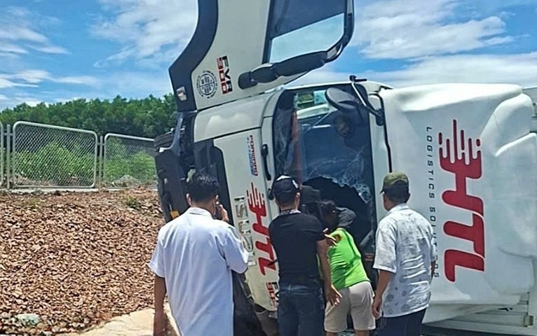 Lực lượng chức năng cùng người dân đã phải phá kính chắn gió phần đầu ô tô để đưa tài xế ra ngoài. Ảnh: Báo Xây dựng