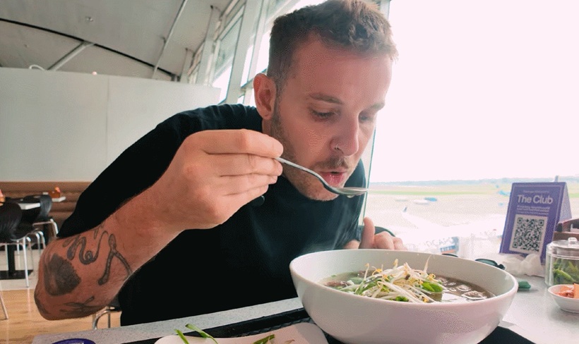 YouTuber người Pháp Romain thưởng thức phở tại sân bay Tân Sơn Nhất (TP.HCM). Ảnh cắt từ clip